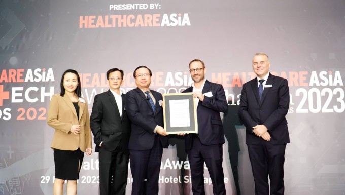 TS BS Trương Vĩnh Long - Đại diện Bệnh viện Gia An 115 nhận giải thưởng tại Healthcare Asia Awards 2023. Ảnh: BVCC