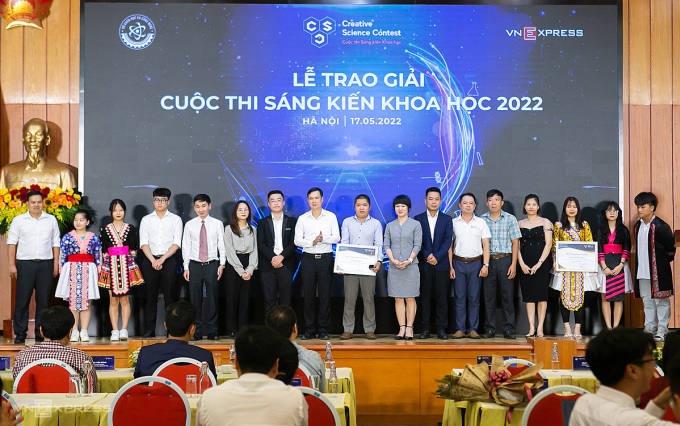 Thứ trưởng Khoa học và Công nghệ Bùi Thế Duy (thứ 8 từ trái qua) cùng đại diện Ban tổ chức, Ban giám khảo và các tác giả đoạt giải mùa 1. Ảnh:Tùng Đinh