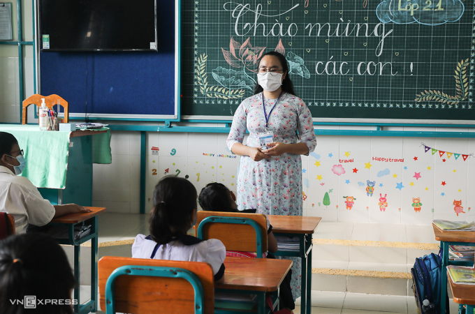 Giáo viên trường Tiểu học Thạnh An, huyện Cần Giờ, TP HCM, trong buổi học hồi tháng 10/2021. Ảnh: Quỳnh Trần
