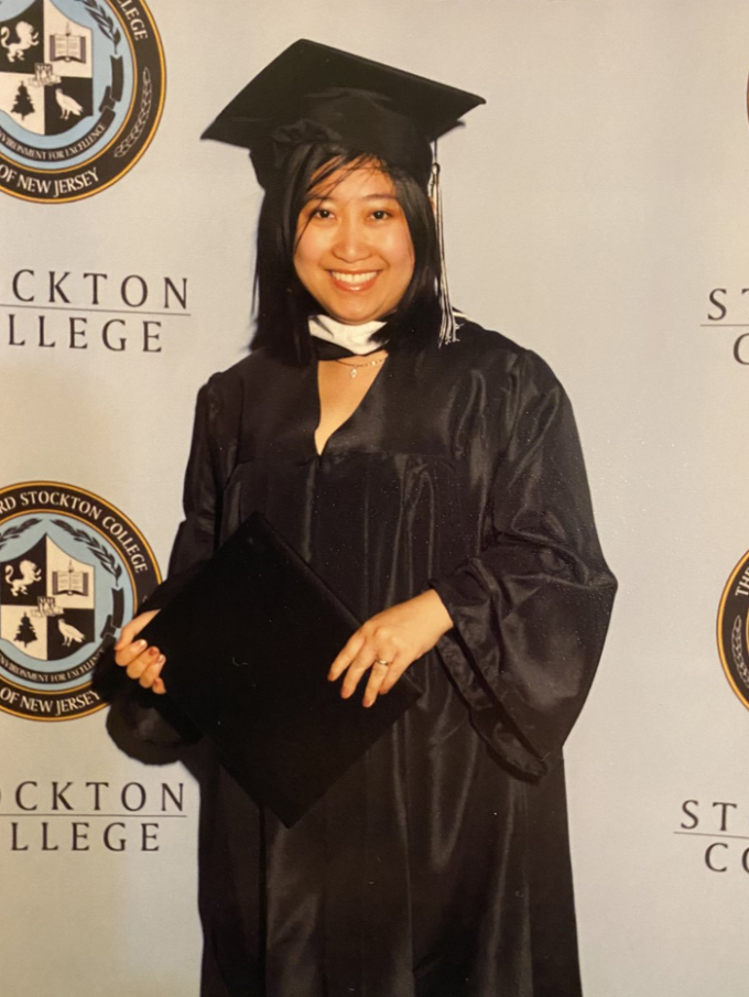 Chị Hồng trong Lễ tốt nghiệp nhận bằng cử nhân Giáo dục tại trường Đại học Stockton, bang New Jersey, Mỹ, năm 2011. Ảnh: NVCC