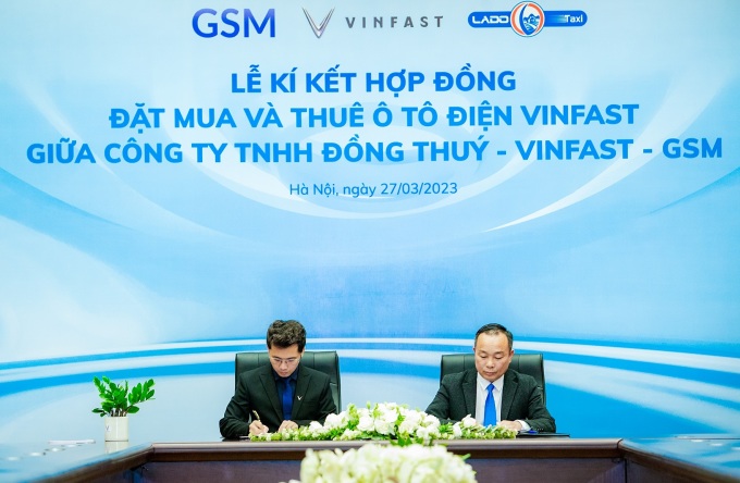 Lễ ký hợp đồng thuê và mua xe ô tô điện giữa Lado Taxi với GSM và VinFast. Ảnh: VinFast