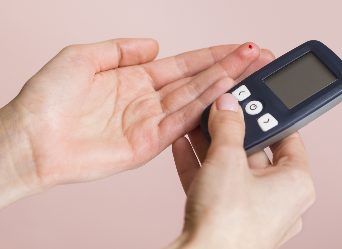 Người tiểu đường nên kiểm tra đường huyết thường xuyên để tránh đường máu tăng cao. Ảnh: Freepik