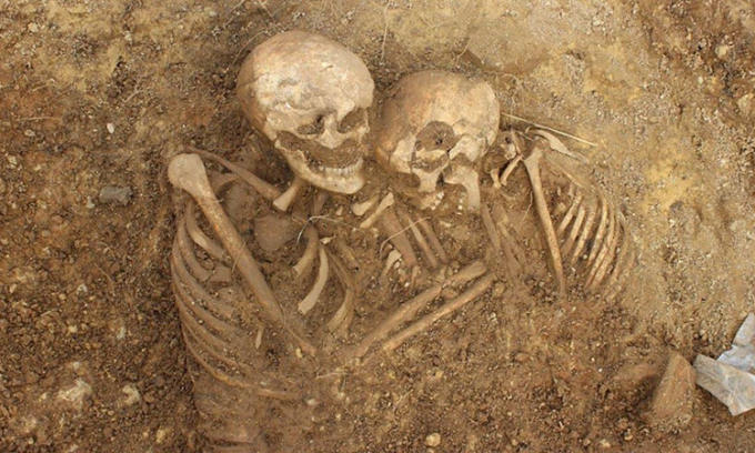 Hai bộ xương chôn cạnh nhau tại nghĩa trang mới khai quật ở Garforth. Ảnh: Hội đồng Thành phố Leeds