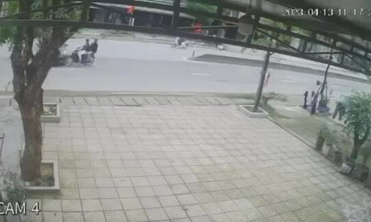 Hai thanh niên lái xe máy chạy ngược chiều tông ôtô, một người chết