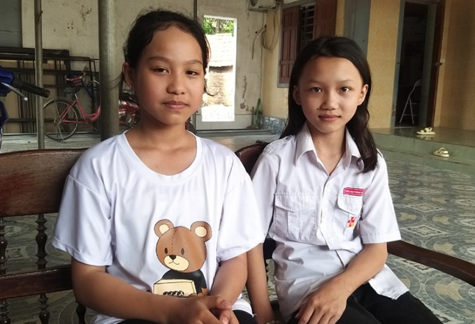 Thi và Trâm (từ phải qua) đều học lớp 6A, THCS Nghi Thuận. Ảnh: Phương Linh