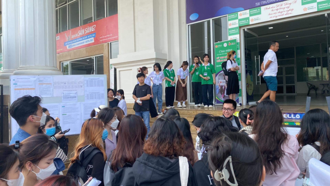 Hàng chục thí sinh tại điểm thi TOPIK trường Đại học Đông Á, Đà Nẵng, không được tham gia dự thi sáng 9/4. Ảnh: Nhân vật cung cấp