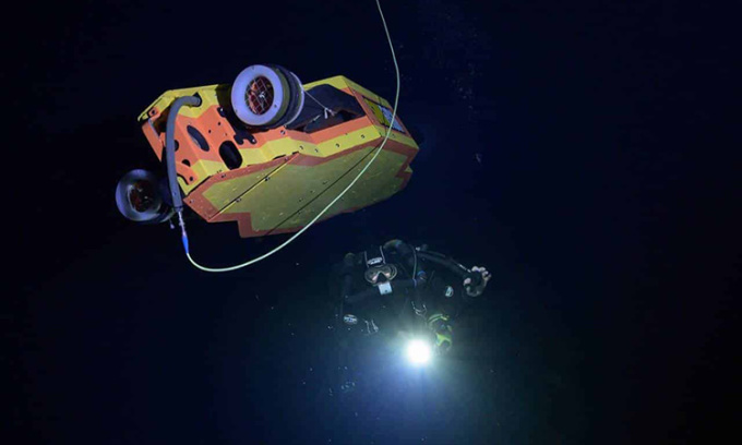 Tàu lặn Sunfish và một thợ lặn khám phá hang Hơi thở rồng. Ảnh: United States Deep Caving Team/Jason Gulley