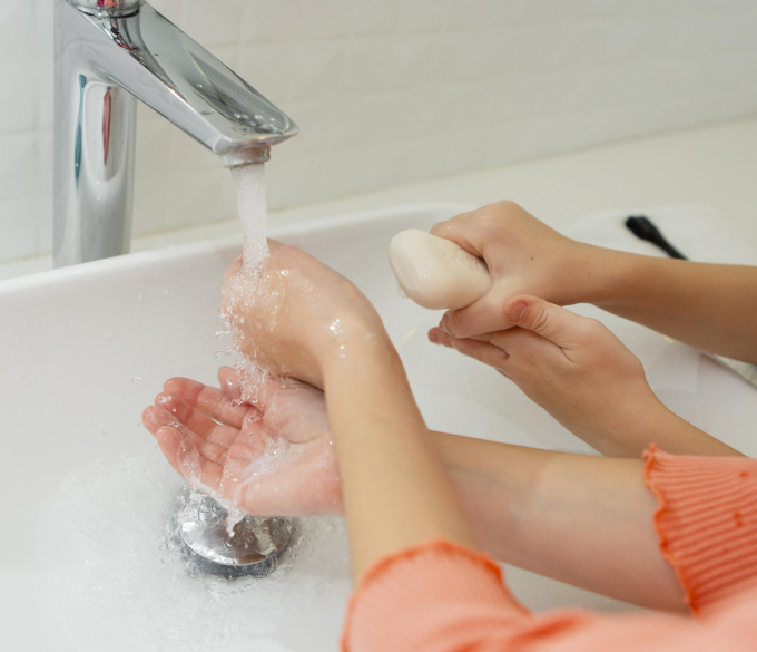 Rửa tay giúp loại bỏ các tác nhân gây bệnh. Ảnh: Freepik