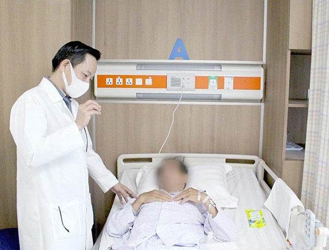 Bác sĩ Hoàng Đình Thành đang khám bệnh tại Bệnh viện Đa khoa Tâm Anh TP HCM. Ảnh do bệnh viện cung cấp