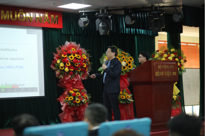 Giáo sư Li Wei Chou giới thiệu robot y tế trong phục hồi chức năng – Hệ thống tập dáng đi robot Hiwin Đài Loan. Ảnh: Hải Minh