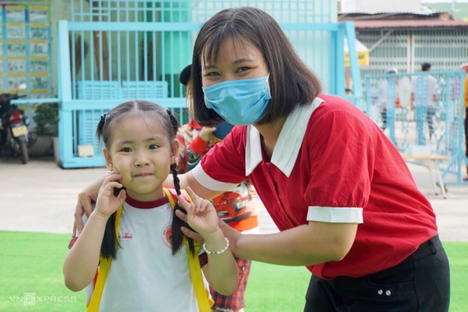 Giáo viên trường Mầm non Hoa Phượng Đỏ, quận Gò Vấp, TP HCM đón trẻ đến trường hồi tháng 5/2020. Ảnh: Mạnh Tùng