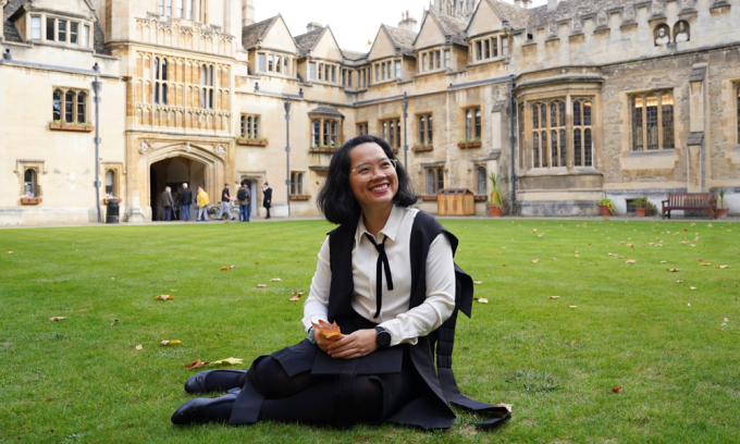 Bảo Tiên mặc đồng phục của trường trong ngày lễ nhập học ở Đại học Oxford, tại khuôn viên Brasenose College hồi tháng 10/2022. Ảnh: Nhân vật cung cấp