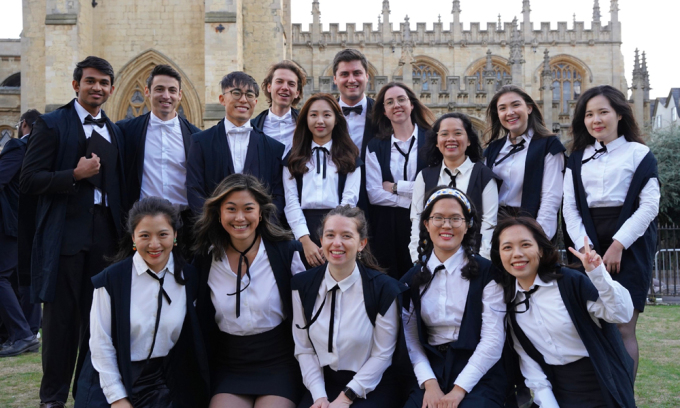 Bảo Tiên (thứ ba hàng trên, bên phải sang) với các bạn cùng lớp tại lễ nhập học của Đại học Oxford, hồi tháng 10/2022. Ảnh: Nhân vật cung cấp