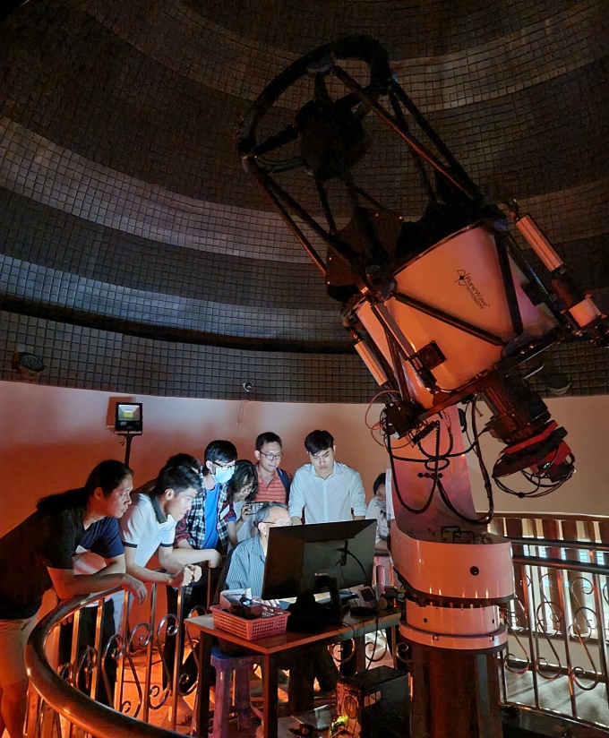 Thành viên Câu lạc bộ Thiên văn thuộc khoa Vật lý - Vật lý kỹ thuật, trường Đại học Khoa học Tự nhiên (Đại học Quốc gia TP HCM), trải nghiệm kính thiên văn tổ hợp tại đài quan sát Quy Nhơn (Quy Nhon Observatory), tháng 7/2022. Ảnh: Nhân vật cung cấp