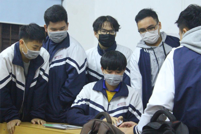 Học sinh trường THPT Trần Phú, Vĩnh Phúc, đeo khẩu trang đến lớp khi Covid-19 mới bùng phát, tháng 2/2020. Ảnh: Fanpage trường THPT Trần Phú