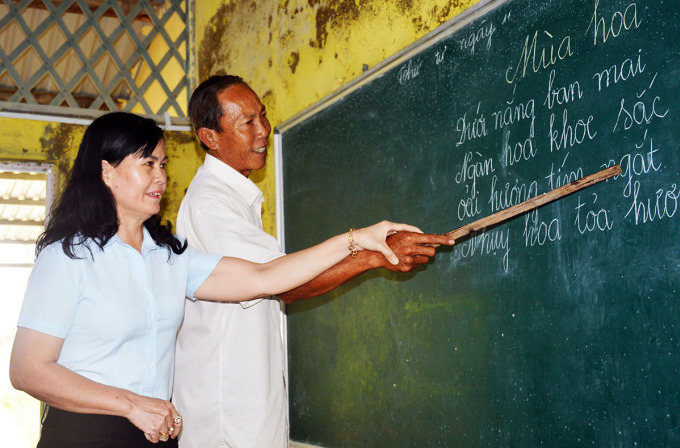 Bà Đào Thị Thanh An, Chủ tịch Hội Liên hiệp phụ nữ xã Nguyễn Việt Khái dạy tại lớp học ở ấp Sào Lưới. Ảnh: An Minh