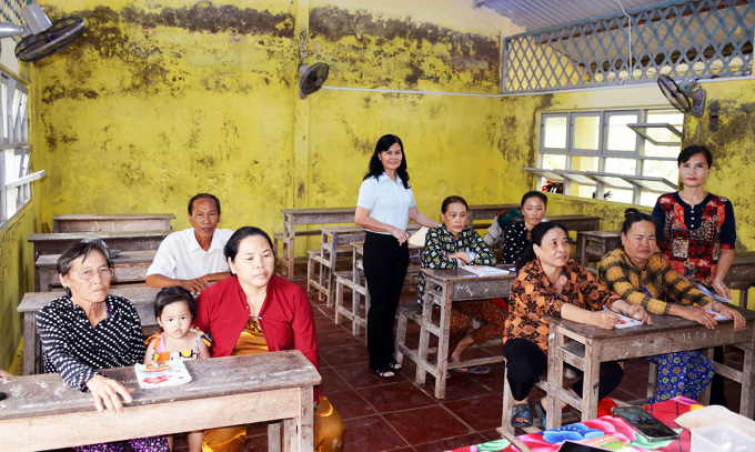 Lớp học ở ấp Sào Lưới được tổ chức trong phòng học của một điểm trưởng tiểu học. Ảnh: An Minh