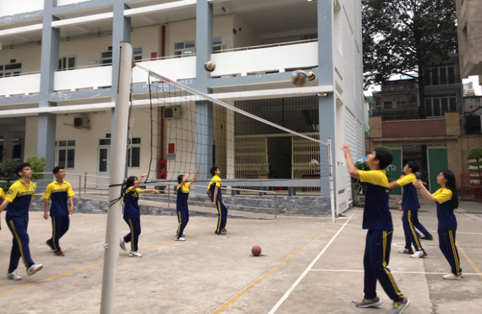 Học sinh lớp 10 trường THPT Bùi Thị Xuân, TP HCM, trong một giờ bóng chuyền. Ảnh: Trần Ngọc Long