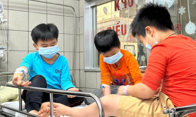 Các học sinh bị ngộ độc đang điều trị tại Bệnh viện Bạch Mai, sáng 29/3. Ảnh: Lê Nga