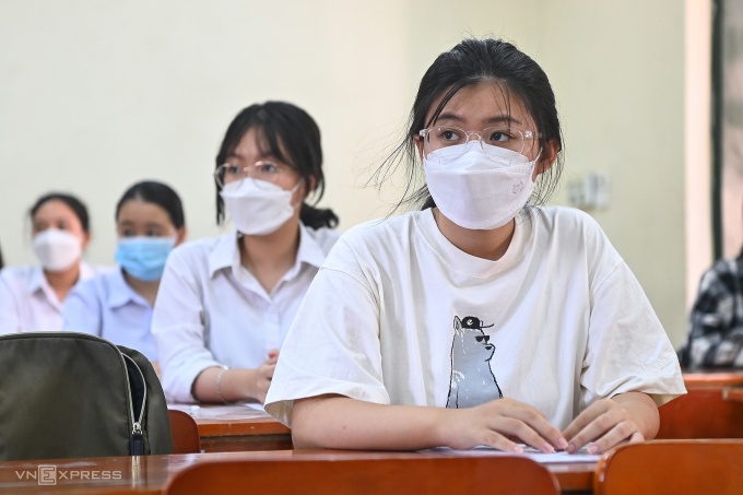Học sinh Hà Nội trong buổi làm thủ tục thi vào lớp 10 tại điểm thi trường THPT Chu Văn An (quận Tây Hồ), ngày 17/6. Ảnh: Giang Huy