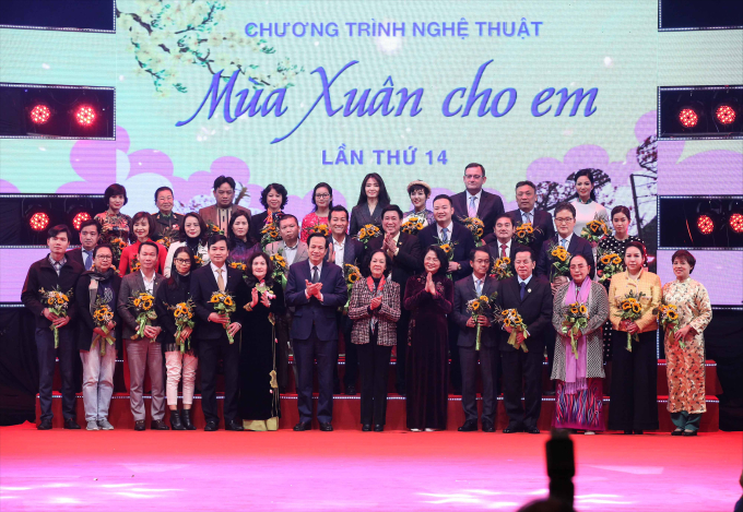 Chương trình Mùa xuân cho em lần thứ 14 năm 2019 có sự tham gia của Phó chủ tịch nước Đặng Thị Ngọc Thịnh (thứ sáu từ trái qua). Ảnh: Quỹ Bảo trợ trẻ em Việt Nam