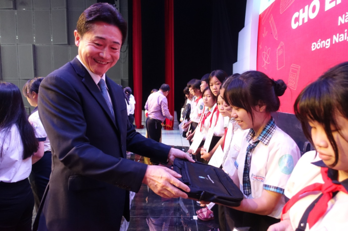 Ông Masayoshi Oomichi - Tổng giám đốc Nippon Sanso Việt Nam trao học bổng cho học sinh nghèo.