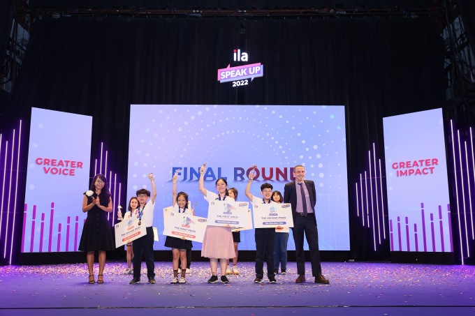 Các thí sinh xuất sắc của hai bảng Super Juniors và Smart Teens nhận giải Nhất và giải Nhì cuộc thi. Ảnh: ILA