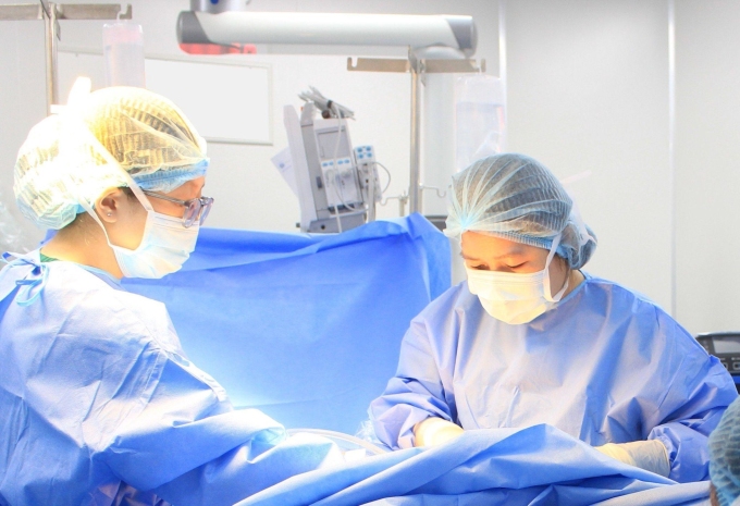 Bác sĩ Thanh Tâm (phải) trong ca phẫu thuật cứu bệnh nhân vỡ thai ngoài tử cung. Ảnh: Tuệ Diễm