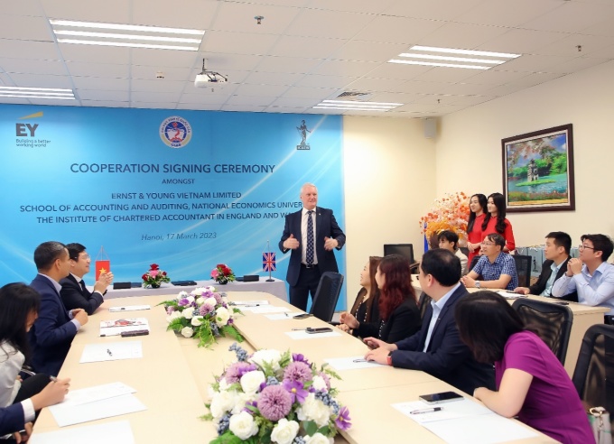 Ông Mark Billington - Giám đốc thị trường quốc tế ICAEW phát biểu tại lễ ký kết hợp tác vào ngày 17/3. Ảnh: ICAEW Việt Nam