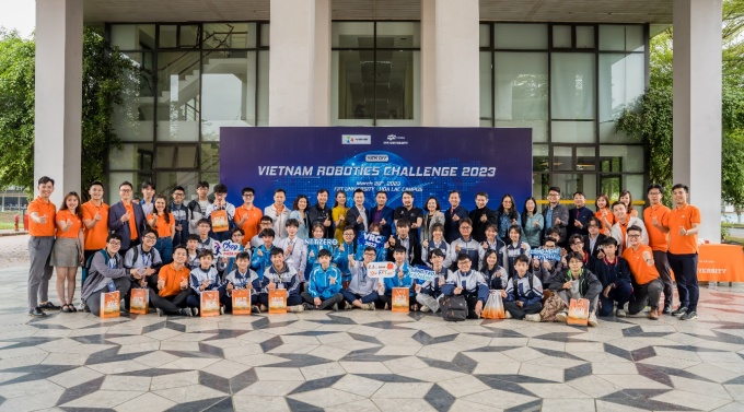Ban tổ chức VRC và đại diện các trường THPT trong ngày khởi động cuộc thi. Ảnh: Đại học FPT Hà Nội