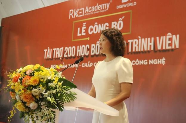 Bà Tô Hồng Trang - Phó tổng giám đốc Digiworld chia sẻ tại sự kiện. Ảnh: Digiworld