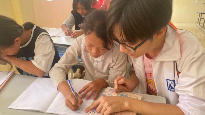 Nguyễn Tài Minh dạy học từ thiện thiện ở trường cấp 2 Làng Nhì (Yên Bái), hoạt động giúp làm đẹp hồ sơ. Ảnh: American Study
