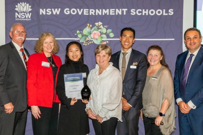 Cựu học sinh VAS Nguyễn Lý Tâm Như (thứ ba từ trái qua) tại lễ trao giải Sinh viên quốc tế có thành tích học tập cao nhất bang do Cơ quan Giáo dục bang New South Wales (Australia) trao. Ảnh: Nhân vật cung cấp