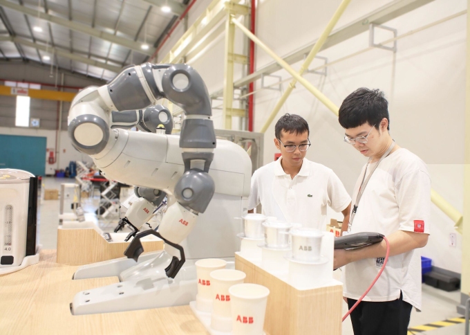 Sinh viện thực tập tại Trung tâm Giải pháp Robot và Tự động hóa nhà máy (ABB RASC). Ảnh: ABB