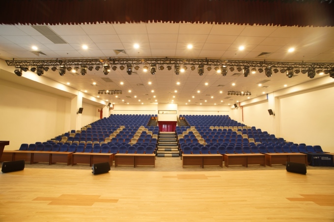 Hội trường với sức chứa gần 500 người, được đầu tư âm thanh ánh sáng, sân khấu chuyên nghiệp.