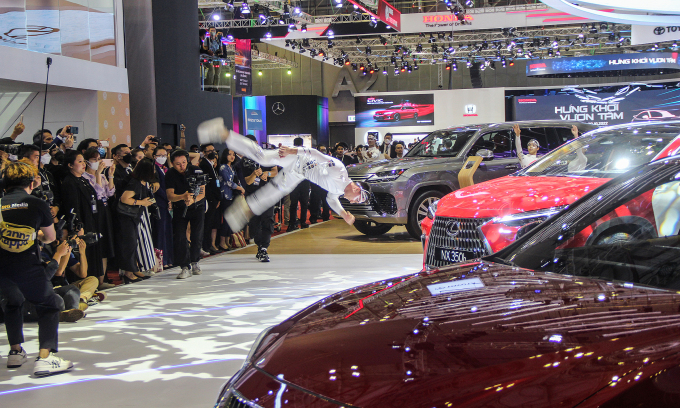 Vũ công trình diễn tại gian hàng của Lexus ở VMS 2022. Ảnh: Thành Nhạn