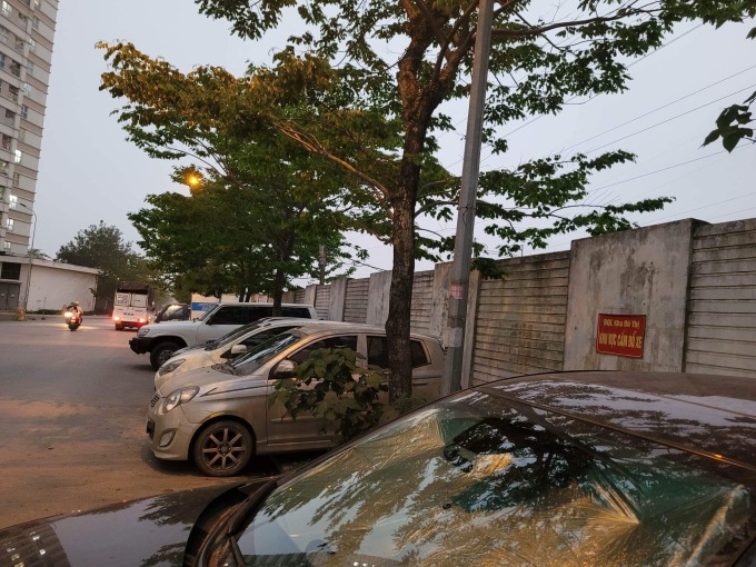 Dù có biển cấm nhưng nhiều cư dân sống tại chung cư ở Hà Nội vẫn bất chấp đỗ xe, đầu tháng 4/2023. Ảnh: Quỳnh Nguyễn