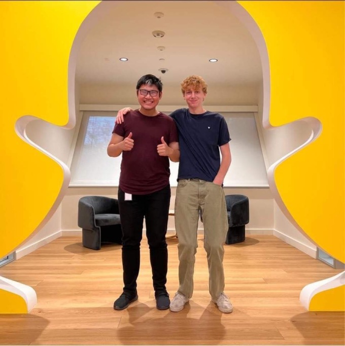 Huy Anh (trái) cùng một thực tập sinh khác tại trụ sở Snapchat, Mỹ hồi tháng 9/2022. Ảnh: Nhân vật cung cấp