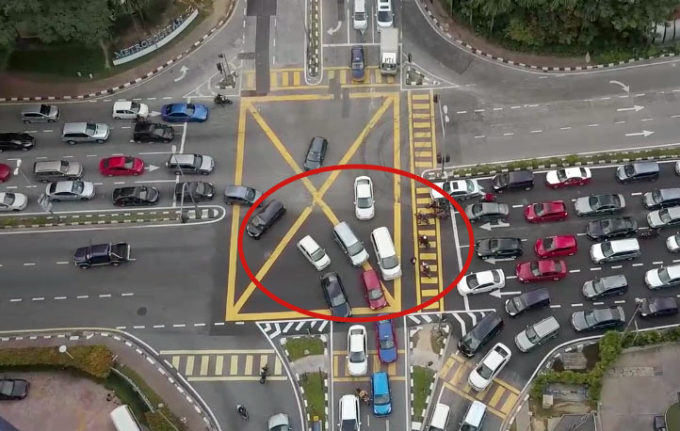 Một số tài xế vi phạm luật chiếc hộp giao cắt, gây cảnh tắc nghẽn ở Petaling Jaya, Malaysia. Ảnh: Damansara Perdana Standstill