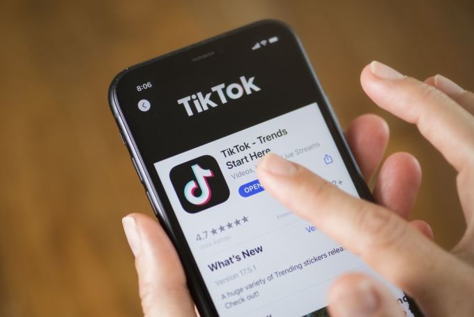 Ứng dụng TikTok hiển thị trên một chiếc iPhone. Ảnh: Bloomberg