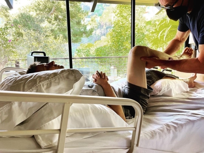 Jeremy Renner thực hiện vật lý trị liệu. Ảnh: Instagram Jeremy Renner