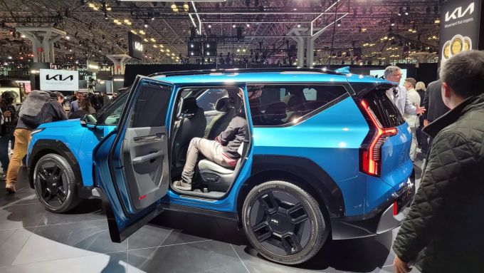 Khách tham quan trải nghiệm mẫu xe điện EV9 tại triển lãm ôtô New York đang diễn ra. Ảnh: Carscoops
