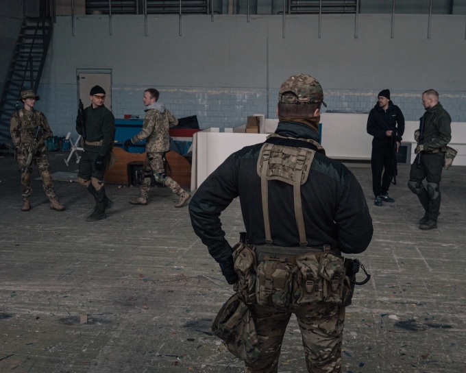 Một nhóm người Ukraine đang tham gia khóa huấn luyện quân sự tại nhà kho ở Kiev hôm 26/3. Ảnh: Washington Post