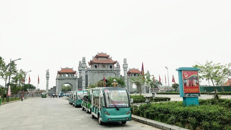 Di chuyển tại Đền Hùng bằng xe điện