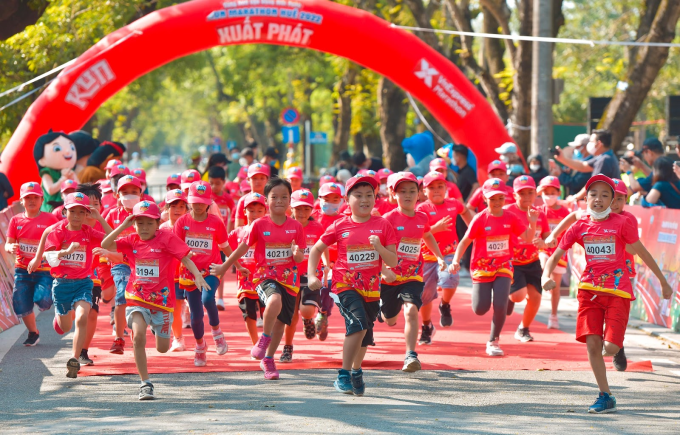 2.000 em nhỏ trên đường chạy Kun Marathon Huế 2022. Ảnh: Kun