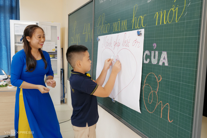 Học sinh và giáo viên lớp 4, tường Xanh Tuệ Đức, huyện Thanh Oai, Hà Nội, trong ngày khai tháng 5/9/2022. Ảnh:Ngọc Thành