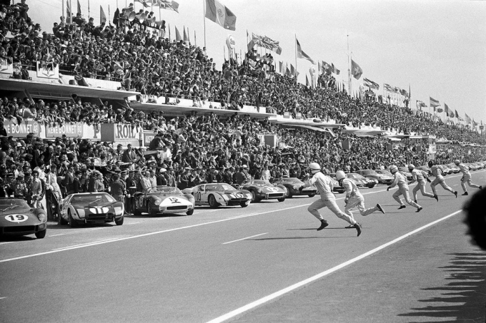Các tay đua chạy tới xe tại điểm xuất phát của giải 24 Hours of Le Mans năm 1964. Ảnh: Motorsport Images