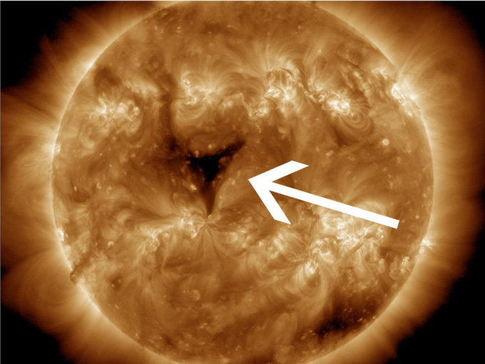 Lỗ vành nhật hoa với đường kính gấp 18 - 20 lần Trái Đất xuất hiện trên Mặt Trời. Ảnh: NASA/Solar Dynamics Observatory