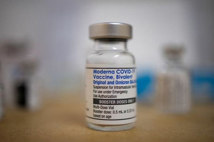 Một lọ vaccine Covid-19 của Moderna chụp tại Skippack Pharmacy ở Pennsylvania, Mỹ, ngày 8/9. Ảnh: Reuters