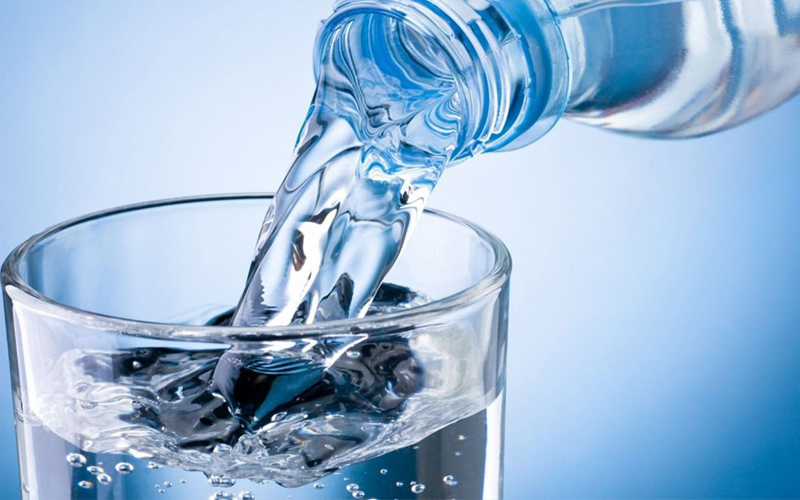 Uống đủ lượng nước hàng ngày